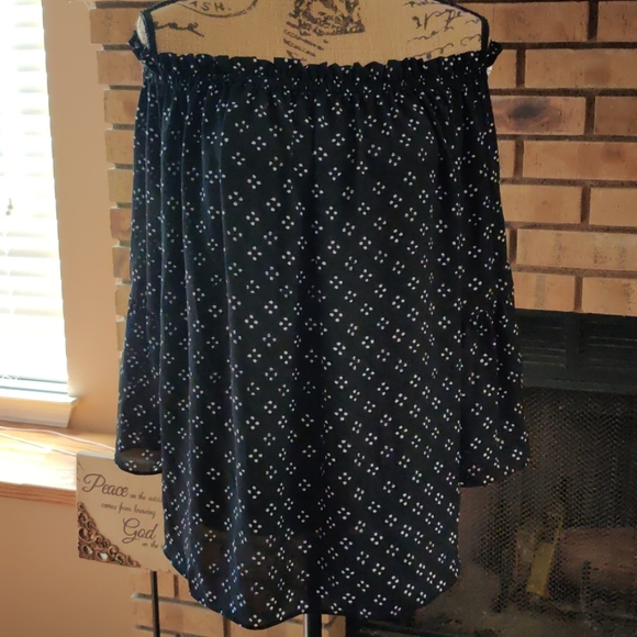 Boutique Pleated Off Shoulder Blouse - Picture 2 of 5